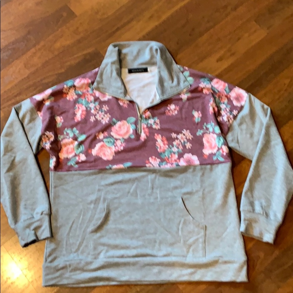 Adorable sweatshirt with pouch pocket